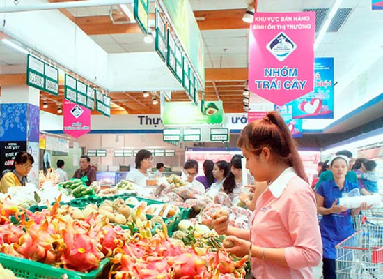 At the fruit counter in a supermarket, HCMC. Retail together with wholesale is the third largest field in FDI attraction in the first two months this year (Photo: SGGP)