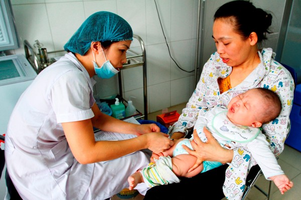 Medical experts advised parents to take their kids to infirmaries for a vaccine shot because vaccination is needed to prevent pertussis (Photo: SGGP)