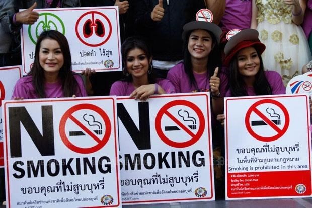 Thailand's anti-tobacco activists pose with their posters during a past campaign. (Photo: www.bangkokpost.com)