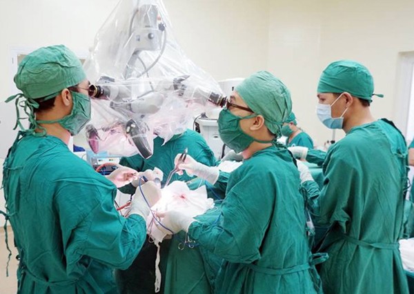 Doctors perform a surgery to remove the tumor Photo: SGGP