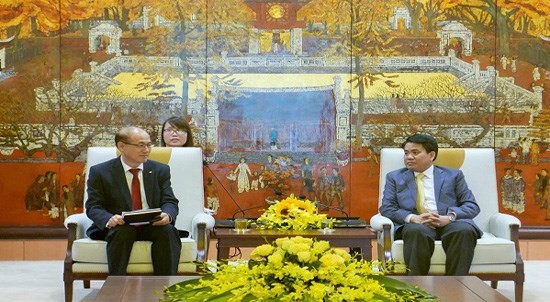 Chairman of Hanoi People's Committee Nguyen Duc Chung (R) received Korcham President Ryu Hang Ha on March 14 (Photo: hanoitimes.com.vn)