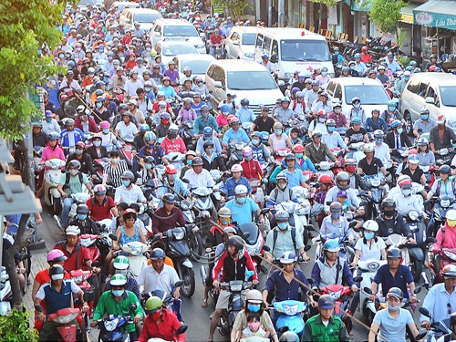 Traffic jam in Tran Hung Dao street, District 5, HCMC (Photo: SGGP)