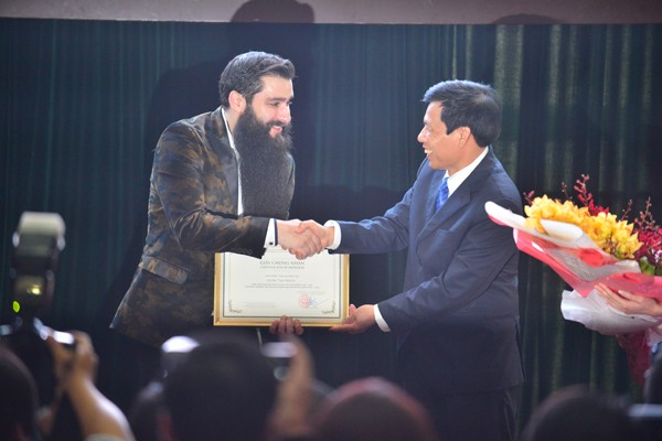 Director Jordan Vogt-Roberts receives the decision becoming Vietnam's tourism ambassador. (Source: VNA)