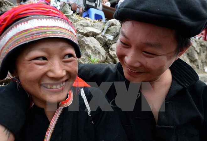 A young couple at Khau Vai love market (Photo: VNA)