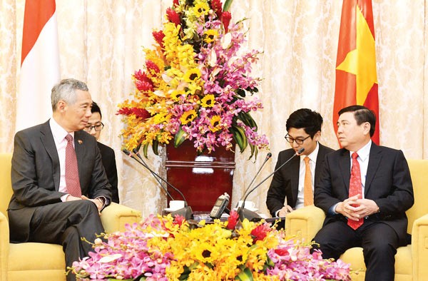 Ho Chi Minh City People’s Committee Chairman Nguyen Thanh Phong (R) welcomes Prime Minister of the Republic of Singapore Lee Hsien Loong