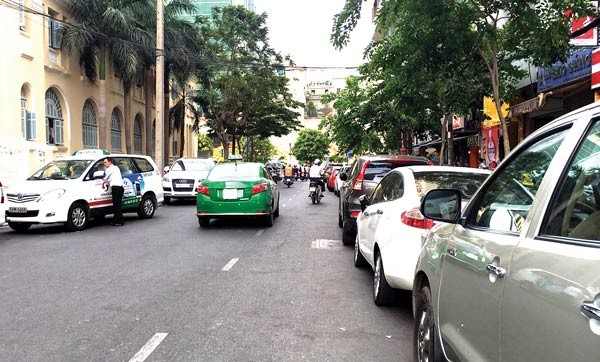 Cars in Huynh Thuc Khang, Hai Trieu streets in District 1. HCMC has been working to develop underground parking lots to prevent vehicles from parking along streets, one of reasons for traffic jam (Photo: SGGP)