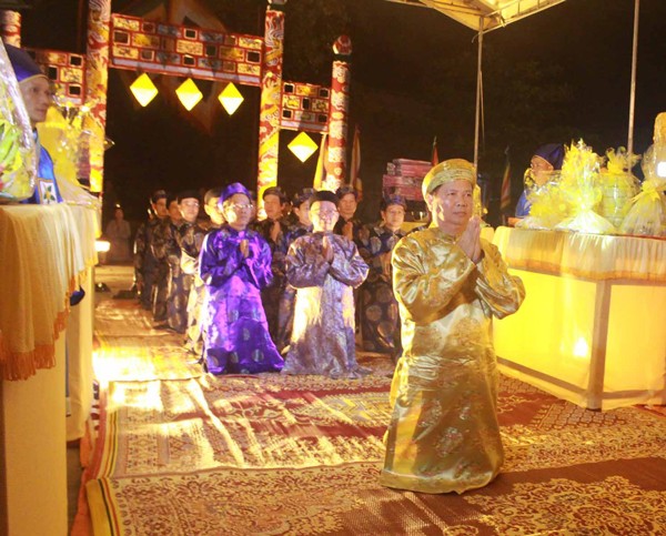 Vice chairman of the People's Committee of Thua Thien-Hue Province, Nguyen Dung at the Xa Tac offering ritual (Photo: Sggp)