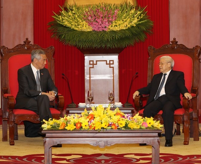 General Secretary of the Communist Party of Vietnam Nguyen Phu Trong (R) receives Singaporean Prime Minister Lee Hsien Loong. (Source: VNA)