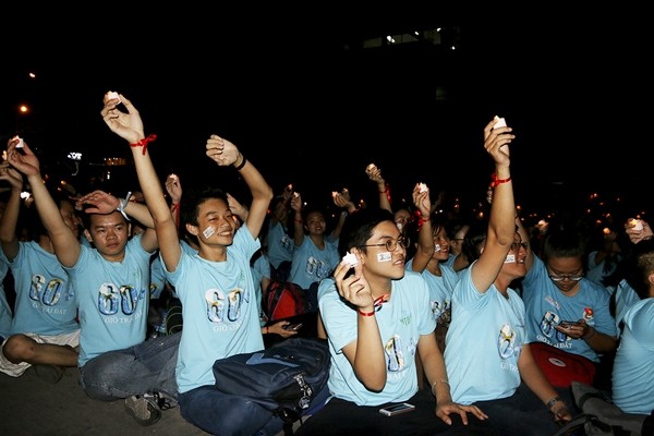 young people take part in the 2017 Earth Hour Campaign Deputy editor in chief of Sai Gon Giai Phong launches the campaign