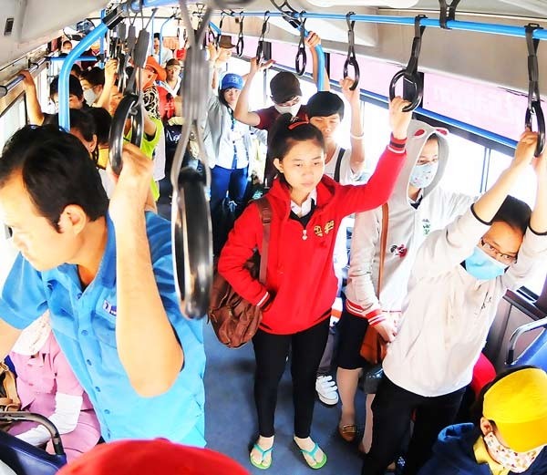 Bus passengers in HCMC (Photo: SGGP)