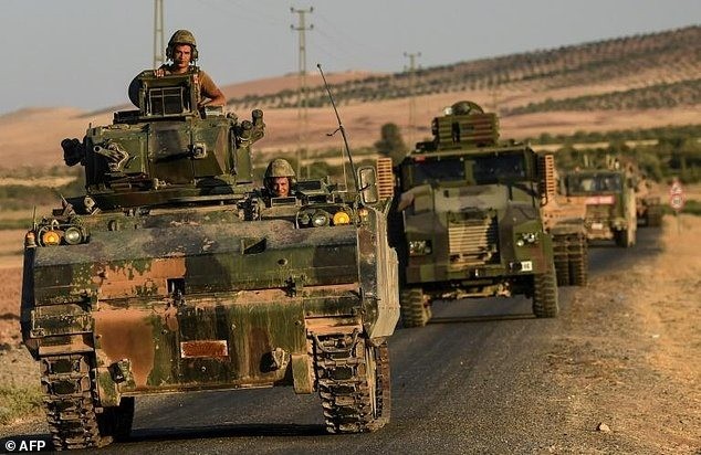 Turkish soldiers drive back to Turkey from the Syrian-Turkish border town of Jarabulus in September 2016. — AFP/VNA Photo