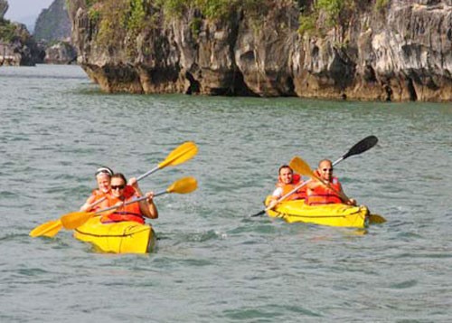 Kayak tour in Ha Long Bay is one of tourists' favorite activity (Photo: SGGP)