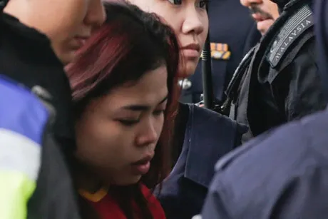 Malaysia buộc tội 2 nữ nghi phạm trong vụ sát hại ở sân bay Kuala Lumpur ảnh 1