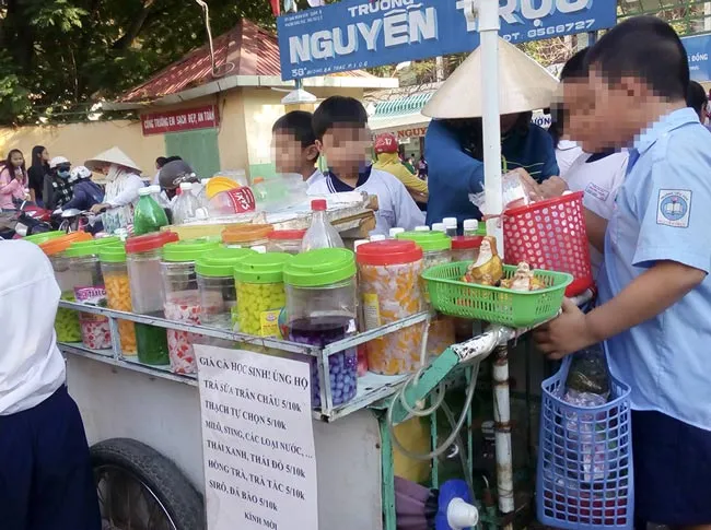 Nỗi lo an toàn thực phẩm trước cổng trường ảnh 3
