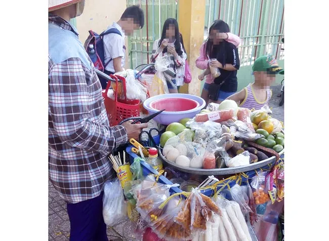 Nỗi lo an toàn thực phẩm trước cổng trường ảnh 5