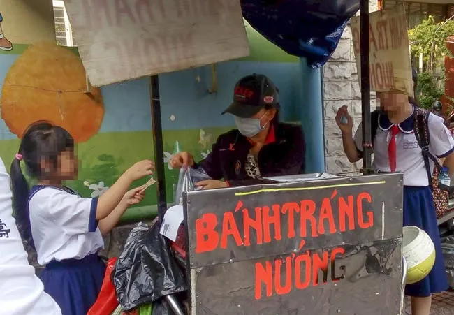 Nỗi lo an toàn thực phẩm trước cổng trường ảnh 7