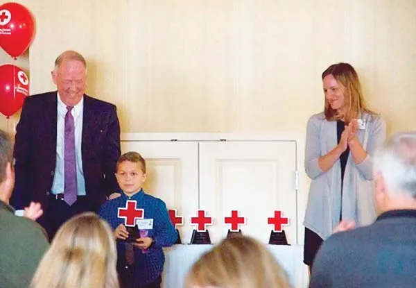 8 tuổi được vinh danh anh hùng ảnh 1