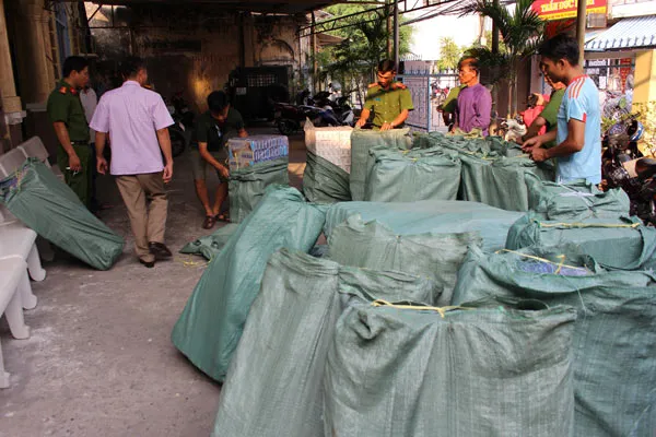 Kiên Giang: Bắt vụ vận chuyển 25.000 bao thuốc lá lậu trên biển ảnh 1