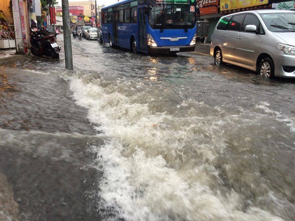 The heavy rain floods Kha Van Can streets, Thu Duc district on April 1(Photo: SGGP)