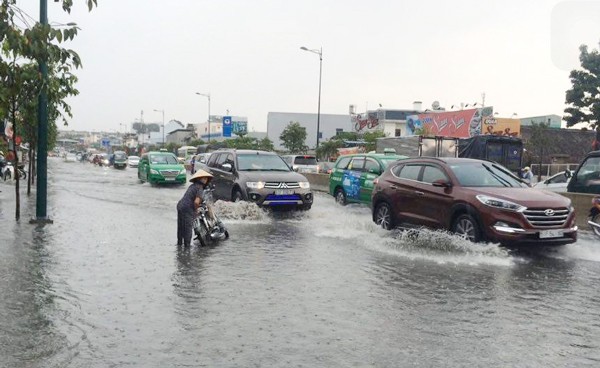 Pham Van Dong street, Thu Duc inundated during the rain (Photo: SGGP) Phan Sao Nam street, Tan Binh district still flooded at 7:30 p.m. on April 1 (Photo: SGGP)