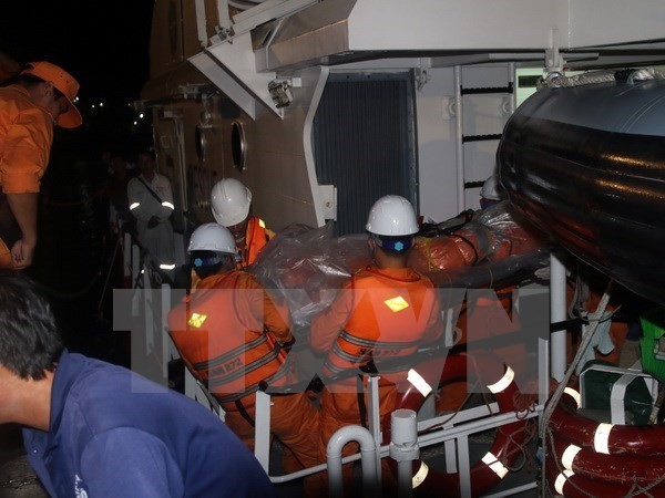 Rescue workers take the body of one of the victims of Hai Thanh 26 ship's accident ashore (Photo: VNA)