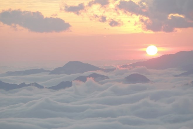 Mountains in the cloud in the northwest (Photo: VNA)