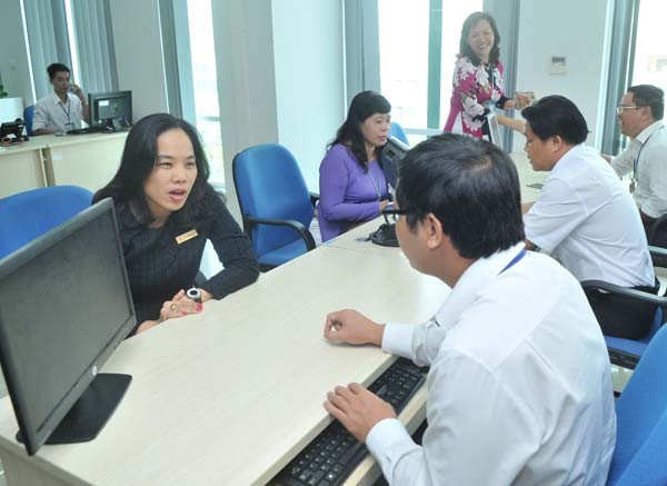 A representative from a startup business is consulted tax policies at the Department of Taxation (Photo: SGGP)