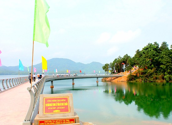 The bridge crossing Ke Go lake leading to the temple for the late Party General Secretary Le Duan at Ke Go Nature Reserve in Cam Xuyen District (Photo: Sggp)
