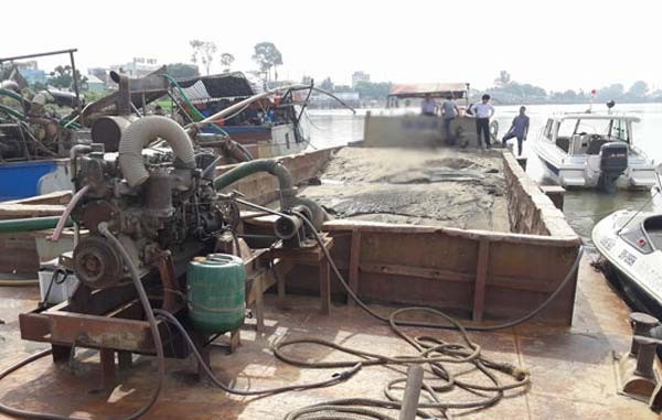 A boat to take sand in Dong Nai River í seized by authority because it violates the regulation (Photo: SGGP)