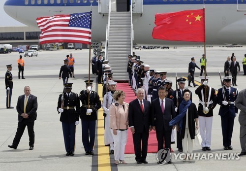 Chinese President Xi Jinping poses for a photo with U.S. Secretary of State Rex Tillerson after arriving in Florida on April 6, 2017. (AP-Yonhap)