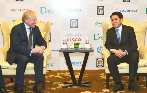 Chairman of the Hanoi People’s Committee Nguyen Duc Chung (R) meets with Vice President for Asia Public Sector at Microsoft Stefan Sjöström (Photo: hanoimoi.com.vn)
