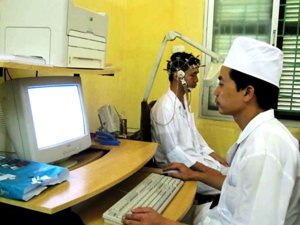 A medical worker is treating a patient with mental disease (photo: SGGP)