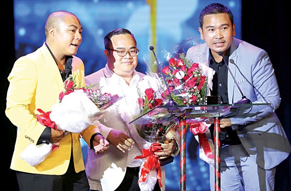 The filmcrew of the movie “Sai Gon, I love you” recives award. (Photo: Sggp)