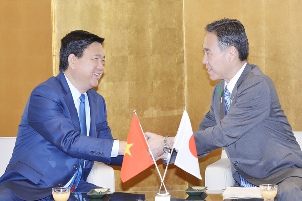 Secretary of the Ho Chi Minh City Party Committee Dinh La Thang (L) and Nagano Governor Shuichi Abe.