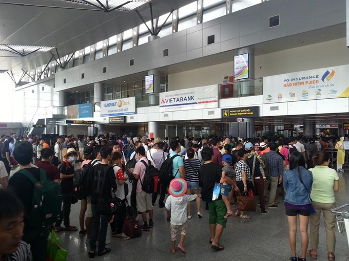 Travellers queue up to check in for flights at the Da Nang International Airport (Photo dantri.com.vn)