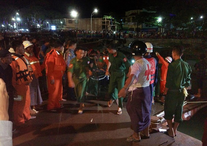 Soldiers and rescue workers carry a victim of the accident. (Photo: AFP/VNA)