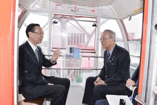 Deputy chairman of the HCMC People’s Committee Le Thanh Liem (L) learns about operation of toll road Chita Peninsula in Aichi (Photo: SGGP)