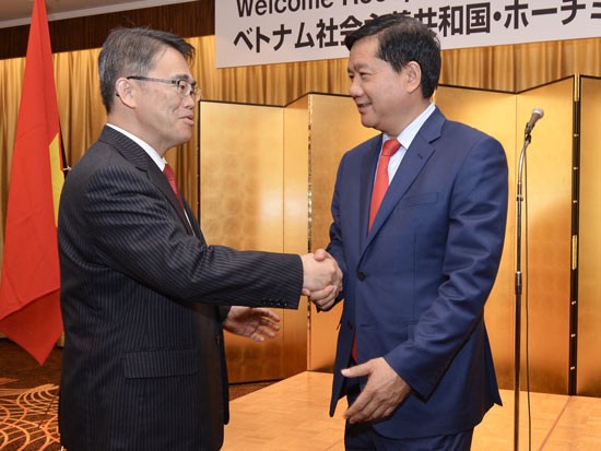 Governor of Aichi province Hideaki Ohmura (L) welcomes HCMC party leader Dinh La Thang and the city delegation in the province on April 11 (Photo: SGGP)