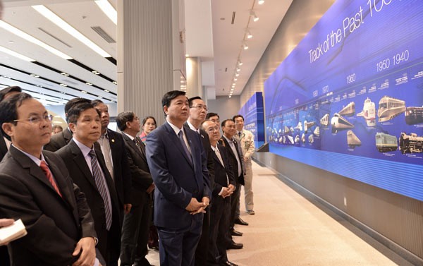 Mr. Thang and HCMC’s high level delegation visit Kawasaki Company in Hyogo province on April 12 (Photo: SGGP)