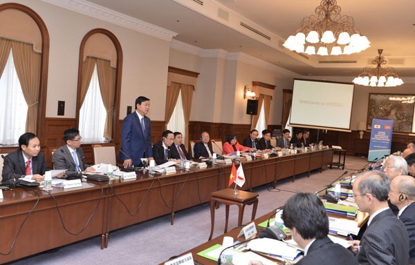 Secretary of the HCMC Party Committee Dinh La Thang delivers a speech at the economic cooperation promotion conference between HCMC and Hyogo in Japan on April 12 (Photo: SGGP)