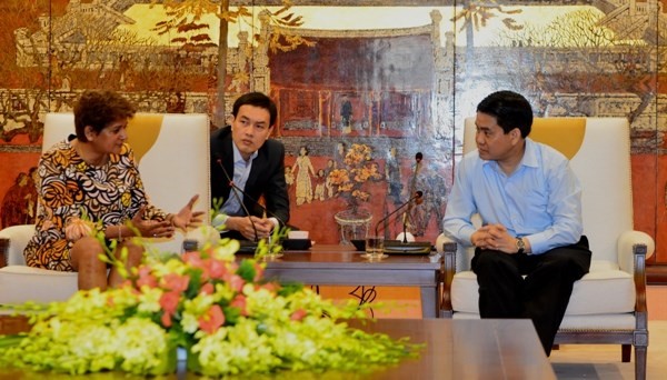 Chairman of the municipal People’s Committee Nguyen Duc Chung (R) and CNN’s Senior Vice President for Asia-Pacific region Sunita Rajan (Source: hanoi.gov.vn)