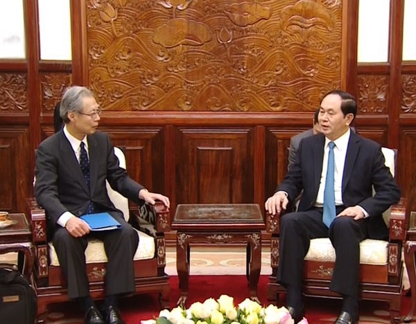 Vietnamese President Tran Dai Quang (R) and Editor in Chief of Japan’s Kyodo News Agency Masaki Fukuyama