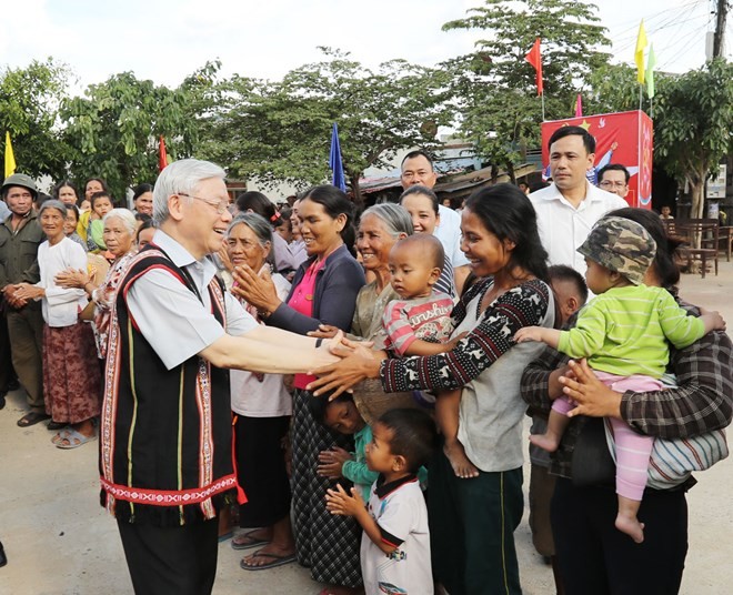 Party General Secretary Nguyen Phu Trong meets residents in Kon Ro Bang 2 hamlet of Vinh Quang commune, Kon Tum city, on April 13 (Photo: VNA)