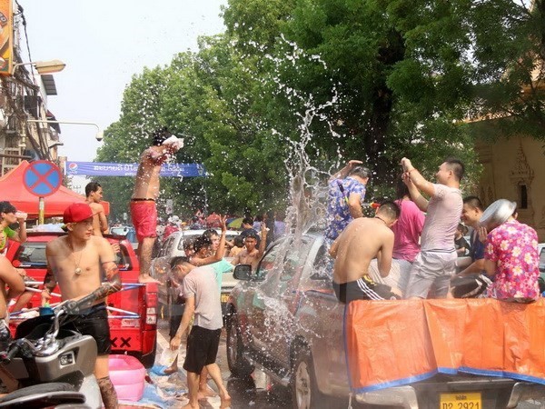 The water-splashing activity in the Bunpimay celebration in Laos.(Photo: VNA)