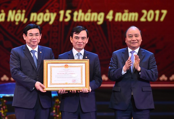 Prime Minister Nguyen Xuan Phuc (first, right) presents the Labour Order, first class, to BIDV (Photo: VNA)