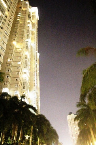 The apartment block where the fire occurs in BinhThanh, HCMC on April 17 (Photo: SGGP) Dwellers leave the apartment block for streets after being aware of the fire (Photo: SGGP)