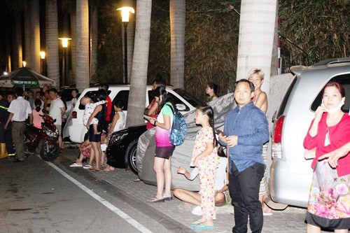 Dwellers leave the apartment block for streets after being aware of the fire (Photo: SGGP)