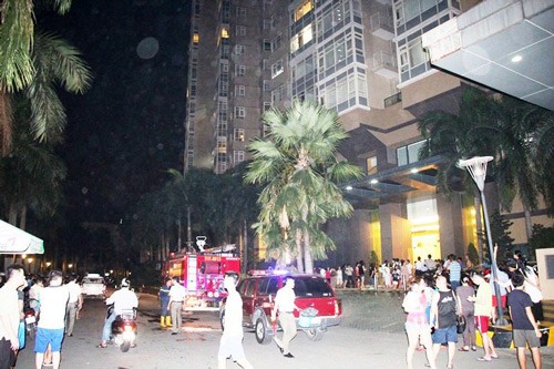 Firetrucks mobilized to stamp out a fire at Saigon Pearl residential complex in Binh Thanh, HCMC on April 17 (Photo: SGGP)