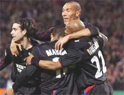 Bão lửa trên sân Gerland ảnh 2