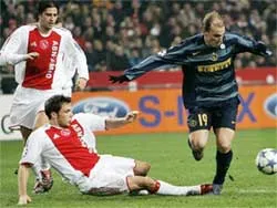 Bão lửa trên sân Gerland ảnh 3